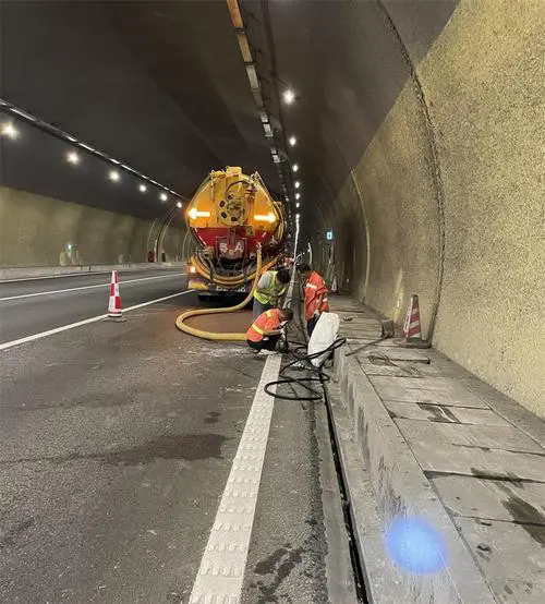 惠东隧道排水渠清淤